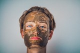 Maseczka na twarz: z węgla, z drożdży, a może miodu - która jest oczyszczająca i najlepiej działa na wągry oraz trądzik?