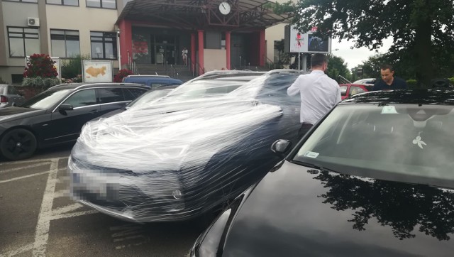 Samochód prezydenta Sieradza oklejony folią