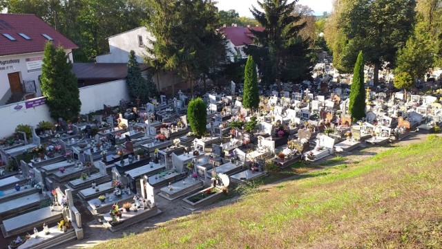 Na cmentarzu w Chełmnie wielkiego ruchu nie ma. Przed wejściem można kupić wiązanki i znicze