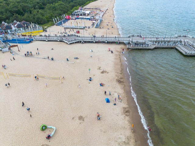 Nawet w Gdańsku plaże są raczej pustawe. Wczasowicze korzystają z możliwości, jakie daje metropolia i trwający właśnie Jarmark św. Dominika, sopocki aquapark albo liczne trójmiejskie galerie handlowe