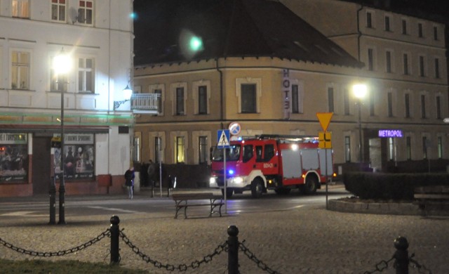 Jedna ofiara nocnego pożaru na ul. Farnej w Śremie. Akcja gaśnicza trwałą około dwóch godzin