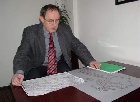 Jan Grzonka, burmistrz Czarnej Wody, przegląda mapy miejsca, gdzie powstanie nowa kotłownia. Fot. Rafał Kosecki