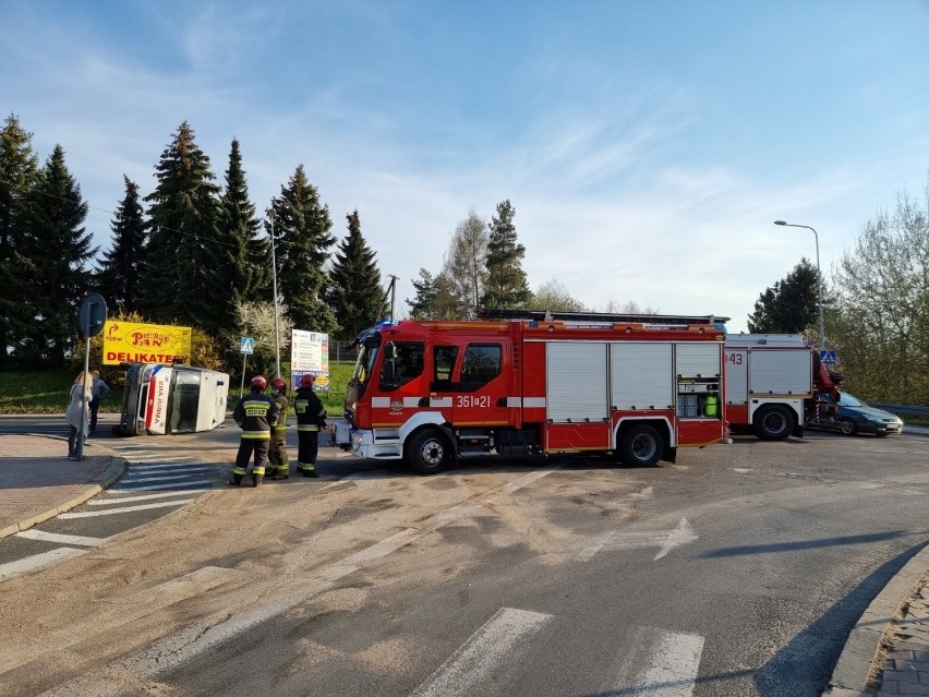 Wypadek w Przemyślu. Kierująca fordem uderzyła w karetkę do transportu medycznego [ZDJĘCIA]