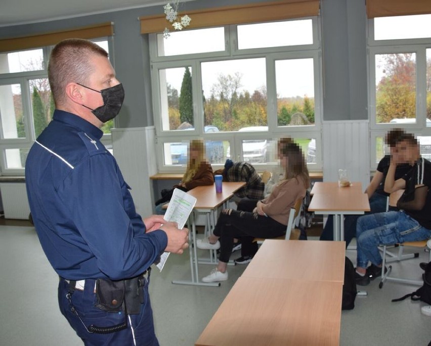 Policjant z drogówki rozmawiał z uczniami w Kłaninie - październik 2021