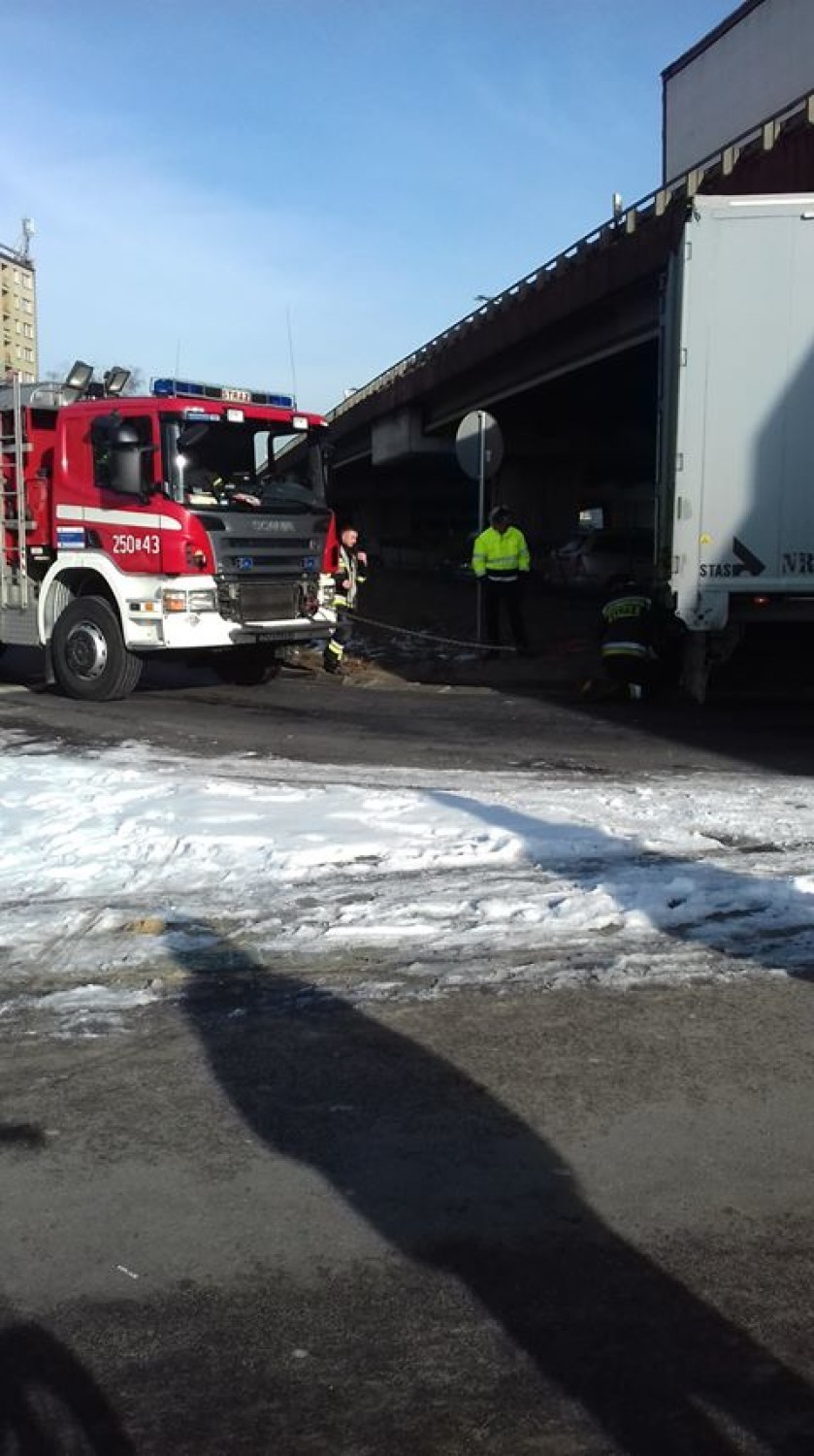 Ciężarówka utknęła pod estakadą na Rakowie FOTO 