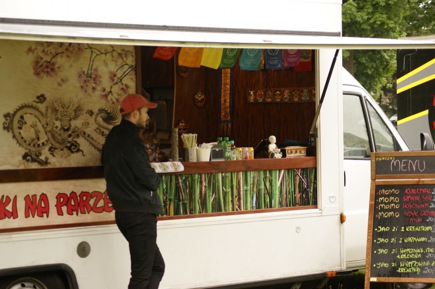 W grodziskim Parku Miejskim trwa festiwal food trucków. Tłumów niestety nie ma... [ZDJĘCIA]