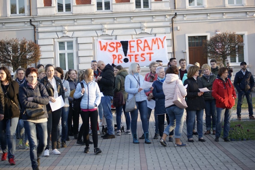 Mieszkańcy powiatu nowotomyskiego solidaryzują się ze strajkującymi nauczycielami! [ZDJĘCIA]