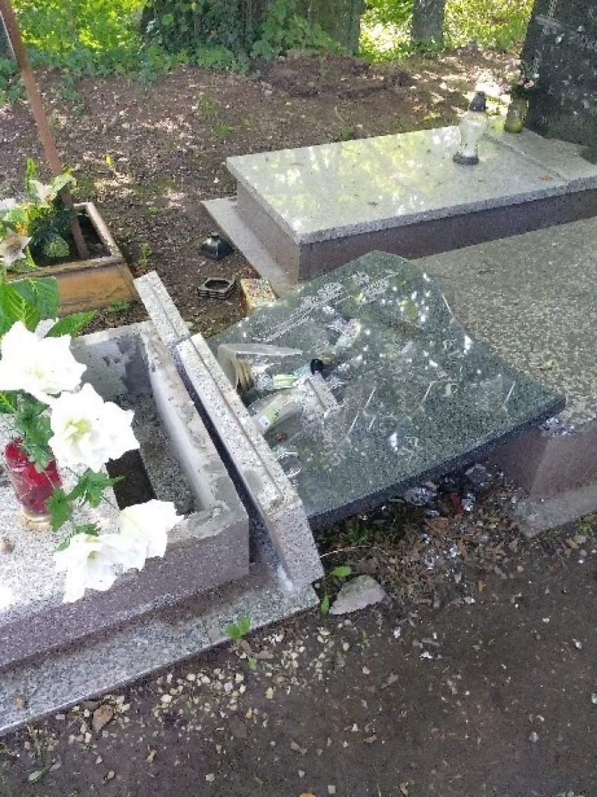 Wałbrzych: Zniszczone nagrobki na cmentarzu komunalnym przy ul. Moniuszki!