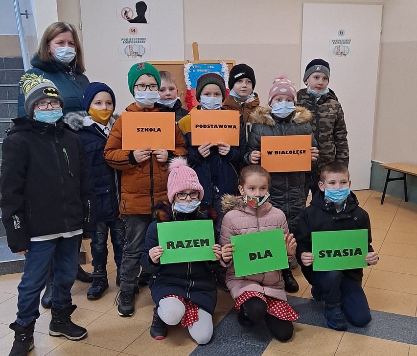 Razem dla Stasia - na kiermaszu ciast w SP w Białołęce uzbierano ponad 4 tysiące złotych na leczenie chłopca