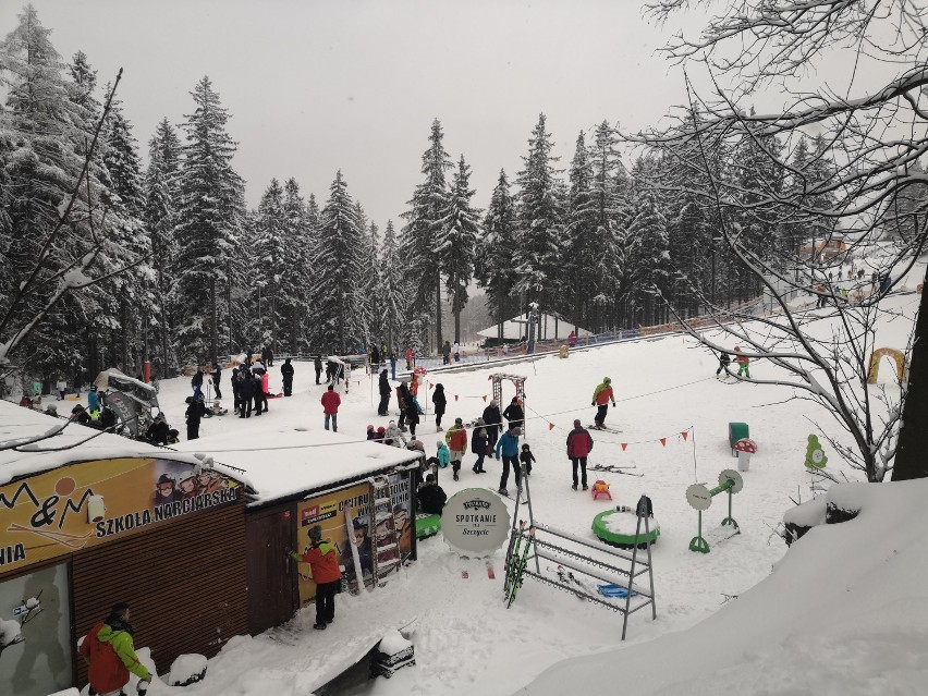 W Karkonoszach mnóstwo śniegu i fanów sportów zimowych [ZDJĘCIA]