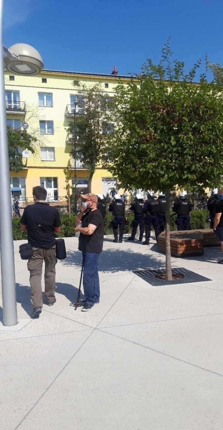„Tęczowi Pogromcy Mitów" w Świdniku. Wydarzenie zabezpiecza policja. Narodowcy wykrzykiwali: „Nie chcemy tęczowej propagandy"