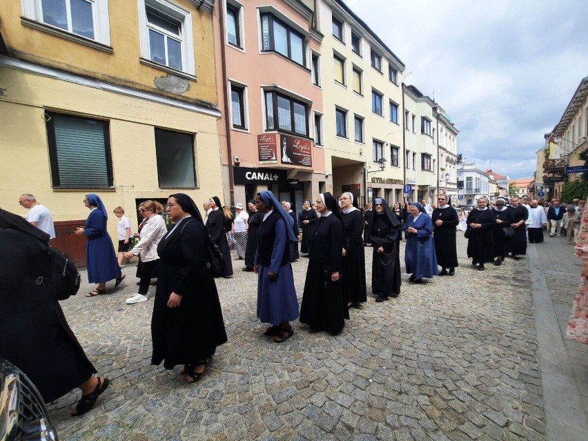 Boże Ciało 2023. Biskup kielecki, Jan Piotrowski, poprowadził procesję przez centrum miasta. Zobacz zdjęcia