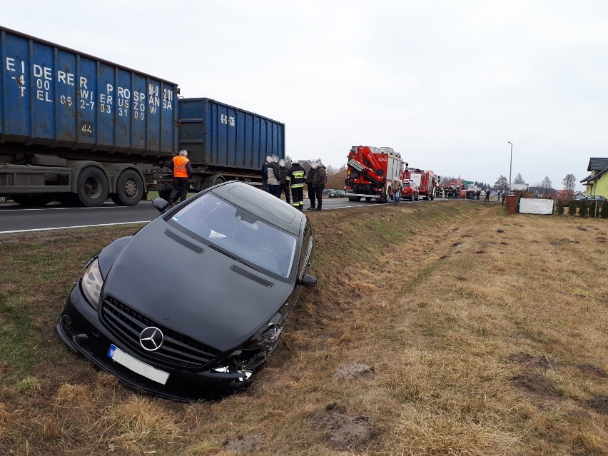 Do czołowego zderzenia doszło na drodze Wojewódzkiej 266. W...