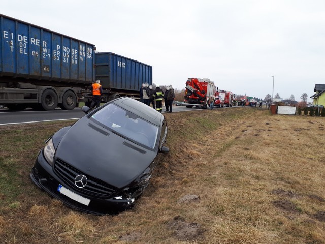 Do czołowego zderzenia doszło na drodze Wojewódzkiej 266. W wypadku uczestniczył fiat, mercedes i ciężarowa scania. 

Zobacz więcej:Czołówka w miejscowości Dębicz tuż przed Kramskiem [ZDJĘCIA]