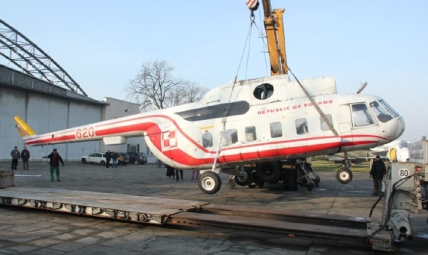 Odmalowano papieski śmigłowiec Mi-8, który służył Janowi...