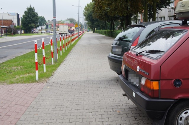 Auta zaparkowane na chodniku przy ul. Krakowskiej