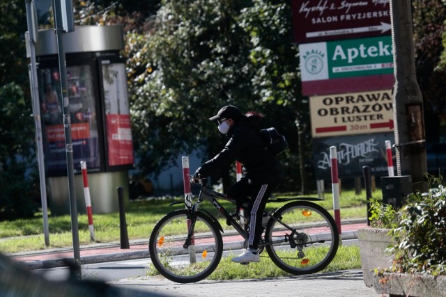 Natężenie ruchu w szczycie porannym 2020 odnotowano niższe niż analogiczne w 2019r. Mogła na to wpłynąć pandemia COVID-19 (coraz bardziej popularna praca zdalna = mniej podróży do pracy. 

Średnio ruch w szczycie porannym spadł o 24,7%. Inaczej ma się sytuacja w przypadku szczytu popołudniowego - ruch dla godziny szczytu popołudniowego wzrósł sumarycznie o 25,2%.

Może to wynikać z faktu, że w czasie epidemii bardzo dużo osób zmieniło tryb pracy na zdalny, co przekłada się na mniejszy udział porannych podróży do pracy. Z kolei motywacje podróży popołudniowych, które często są nieobligatoryjne i nie związane z domem nie zmieniły się (a wręcz mogło ich przybyć w związku z izolacją i potrzebą aktywności fizycznej) 

Kolejna informacja na następnej stronie >>>