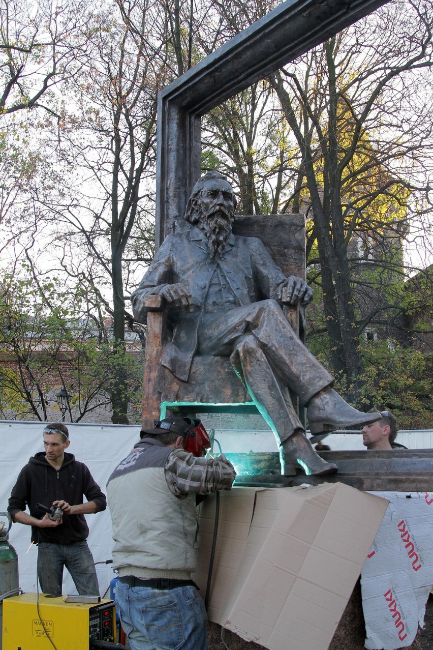 Kraków: stawiają pomnik Matejki. Odsłonięcie we wtorek [ZDJĘCIA]