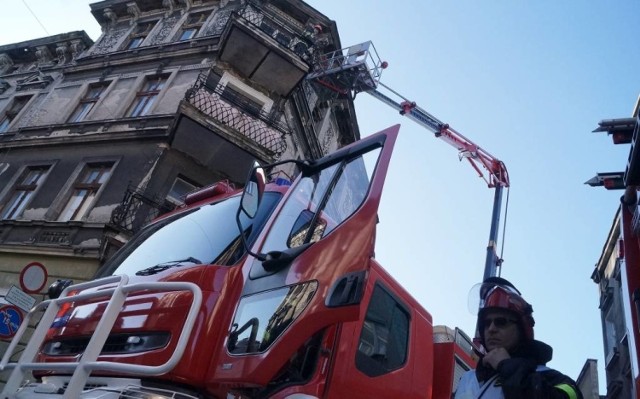 Tuż przed godz. 7 na drugim pietrze kamienicy u zbiegu ulic Świętego Ducha i Kościuszki w Inowrocławiu wybuchł pożar. 

Budynek od dłuższego czasu stoi pusty. Przebywały w nim jednak osoby trzecie. 

Na miejsce zdarzenia przybyło aż 10 zastępów straży pożarnej, zawodowej, ochotniczej i wojskowej. Użyto podnośnika. Z powodu dużego zadymienia konieczna była ewakuacja mieszkańców sąsiedniego budynku. 

W wyniku pożaru ucierpiała osoba znajdująca się w kamienicy. W tym przypadku skończyło się jednak tylko na pomocy doraźnej. 

Do szpitala trafił strażak, który w wyniku akcji ratowniczej odniósł rany cięte twarzy.