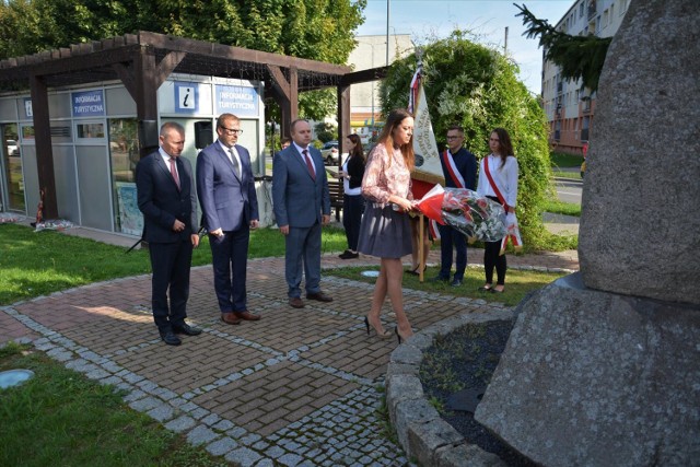 Nowy Dwór Gdański. Grupa mieszkańców: przedstawicieli organizacji pozarządowych, młodzieży szkolnej, służb mundurowych i samorządowców uczestniczyło w uroczystościach z okazji rocznicy rozpoczęcia II wojny światowej.