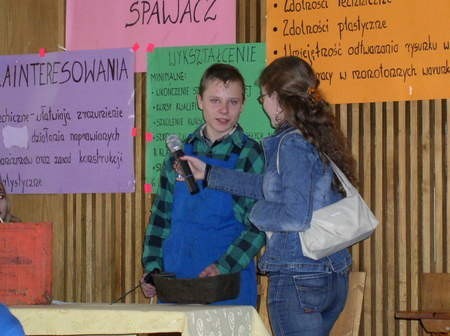 Usługi fryzjerskie i kanapkę do każdej ulotki można było otrzymać przy stoisku Zespołu Szkół Ponadgimnazjalnych nr 2, podczas piątkowych targów edukacyjnych w Chojnicach.