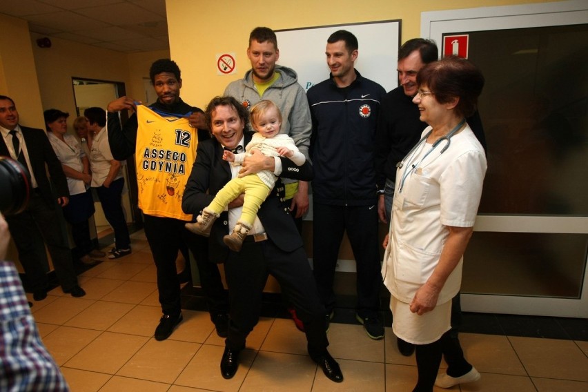 Koszykarze Asseco Gdynia odwiedzili dzieci w szpitalu św. Wincentego a Paulo [ZDJĘCIA]