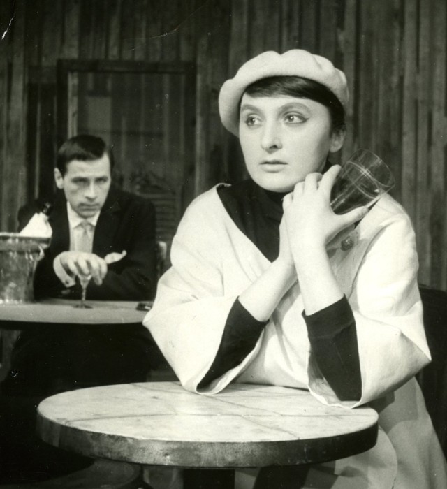 Lucyna Legut w sztuce &quot;Zabawa jak nigdy&quot;, 1960, Teatr Wybrzeże. W tle Edmund Fetting