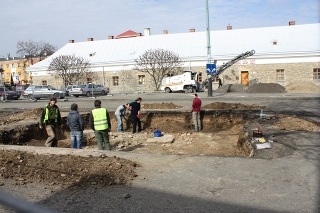 Prace archeologów na placu św. Michała w Sanoku [zdjęcia]