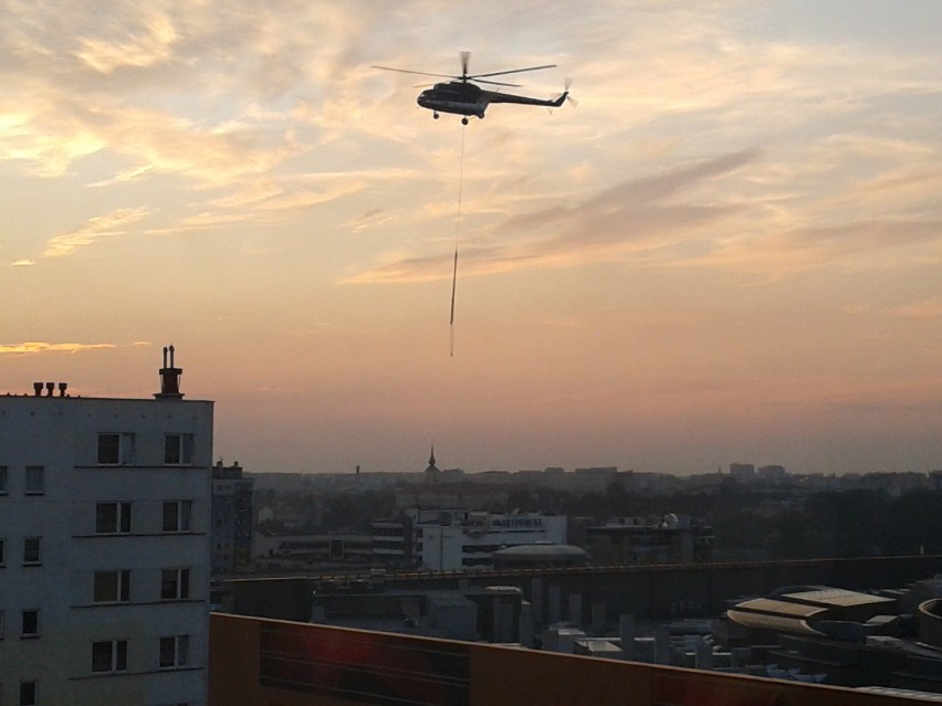 Nad Millenium Hall lata helikopter. Montują klimatyzatory