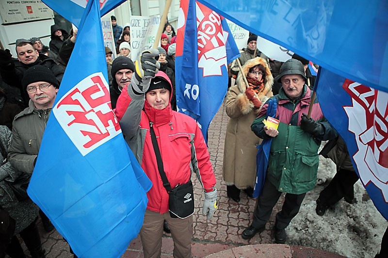 Manifestacja przed Urzędem Miasta Łodzi. Chcą odwołania prezydent Zdanowskiej [ZDJĘCIA]