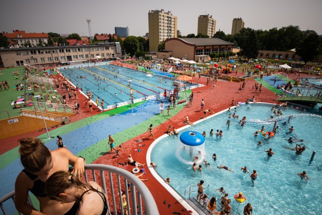 Już od soboty fani wodnych atrakcji będą mogli skorzystać z miejskich kąpielisk.