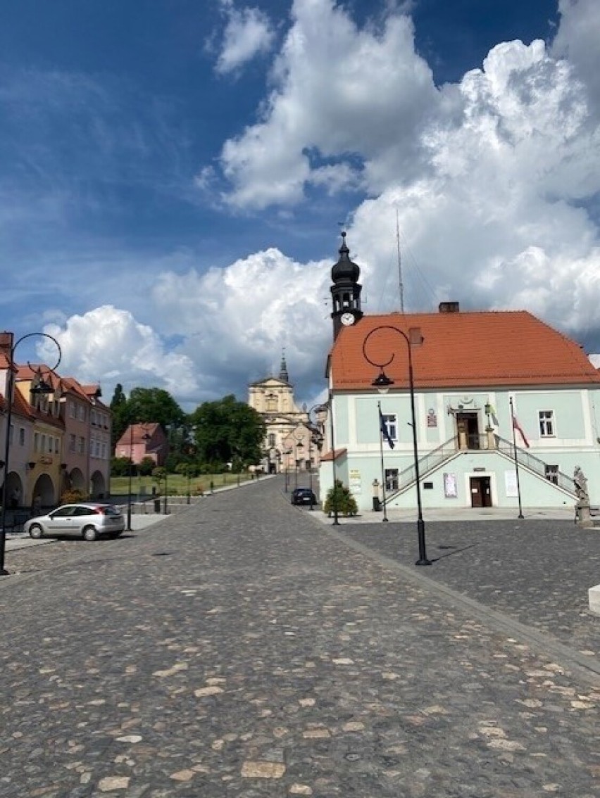 Sławomir Szeliga podkreślał, że domy w Dobrzykowicach przy...