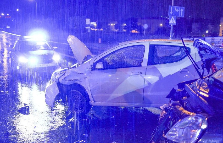 Przemyśl. Zderzenie suzuki z renault w strugach deszczu. Na szczęście nikt nie został ranny [ZDJĘCIA]