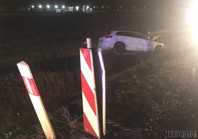 Prawie promil alkoholu miał 29-letni kierowca audi, które wpadło do rowu na obwodnicy Opola koło Makro. 29-latek jechał sam, nie odniósł obrażań. Za jazdę pod wpływem alkoholu, bez uprawnień, odpowie przed sądem. Do zdarzenia doszło w sobotę przed północą.