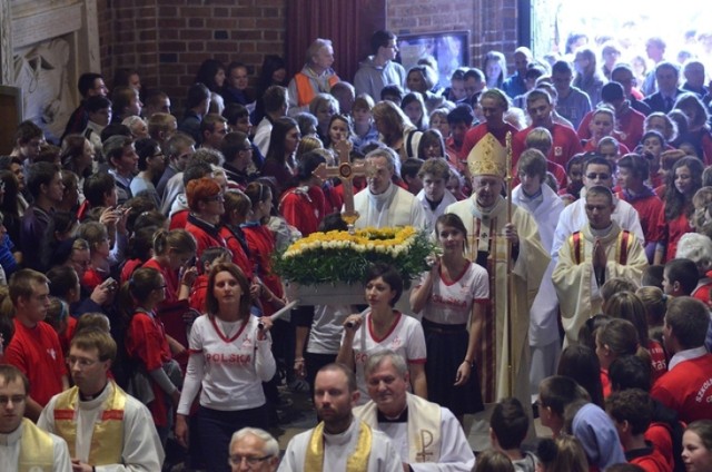 Poznań. Podczas uroczystej mszy św. wniesiono do katedry relikwie Jana Pawła II, które na stałe zostaną złożone w katedralnym skarbcu