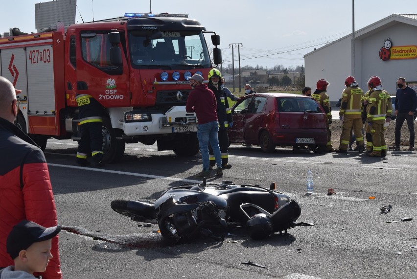 Żydowo. Poważny wypadek z udziałem motocyklisty. Motocykl całkowicie rozbity! [FOTO]