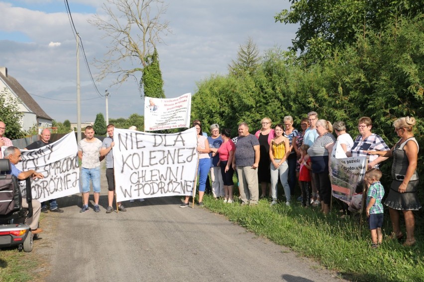 Mieszkańcy Podróżnej protestują przeciwko budowie chlewni [FOTO, WIDEO]