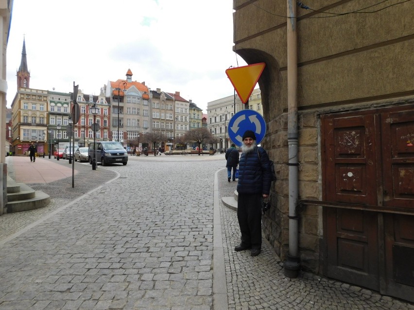 Wałbrzych: Znak drogowy przy Rynku na wysokości głowy przechodnia