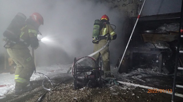 Ogień objął całe wyposażenie garażu w Starachowicach. Spalił się także osobowy polonez.