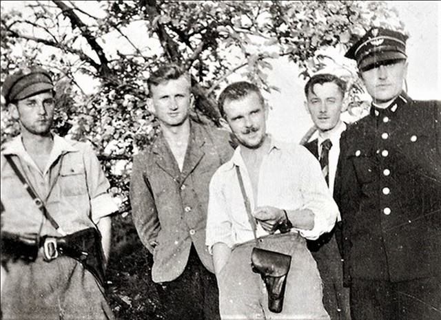 Hieronim Dekutowski (w środku) z podkomendnymi