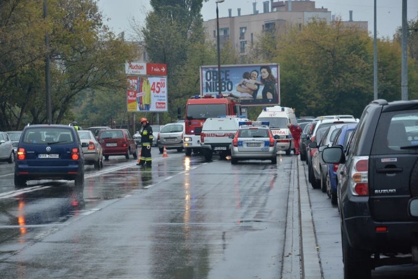 Kraków. Zderzenie karetki z autem osobowym na Doktora Twardego