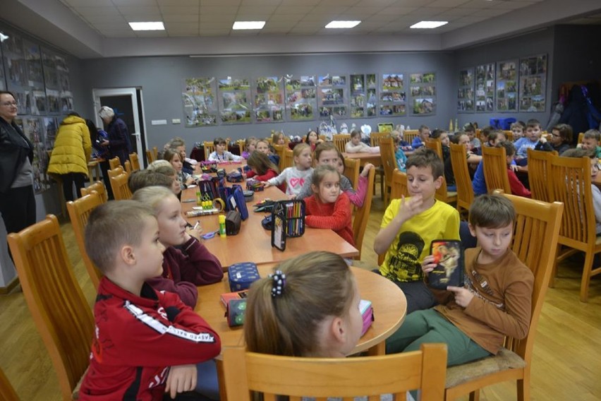 Międzyborscy uczniowie na spotkaniu autorskim w bibliotece