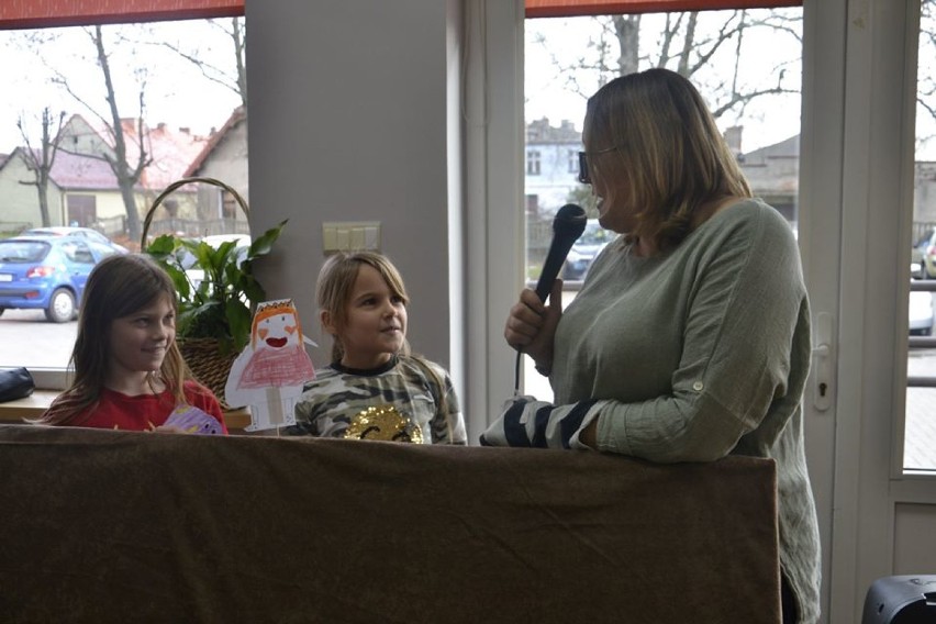 Międzyborscy uczniowie na spotkaniu autorskim w bibliotece