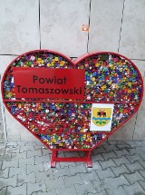 Pojemniki w kształcie serca szybko wypełniają się nakrętkami. Gdzie je znajdziesz w Tomaszowie?