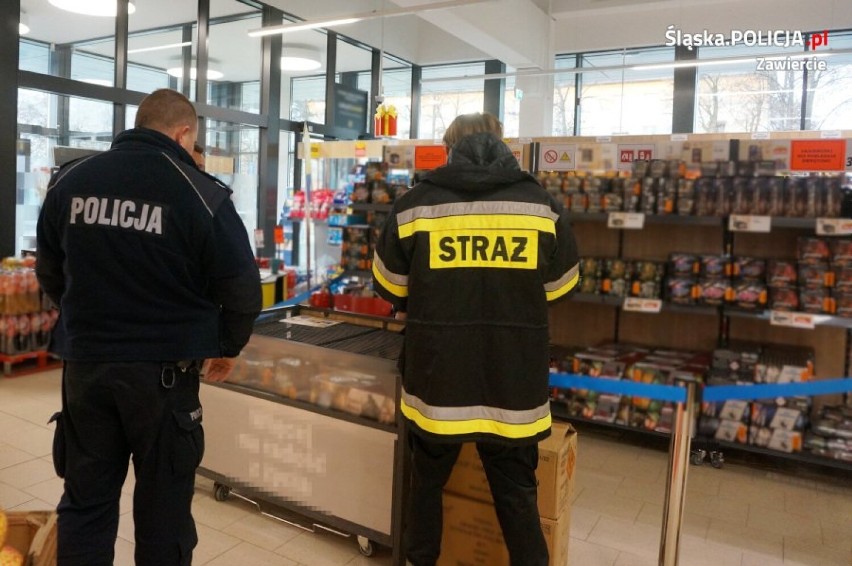 Policjanci i strażacy z Zawiercia kontrolują punkty...