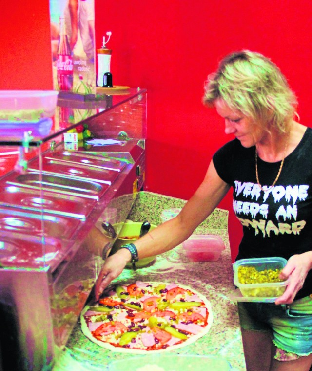 Pizzeria "Pesto" przy ul. Zbiegniewskiej. Kolorową, ale ostrą pizzę meksykańską przygotowuje Aleksandra Jastrzębska