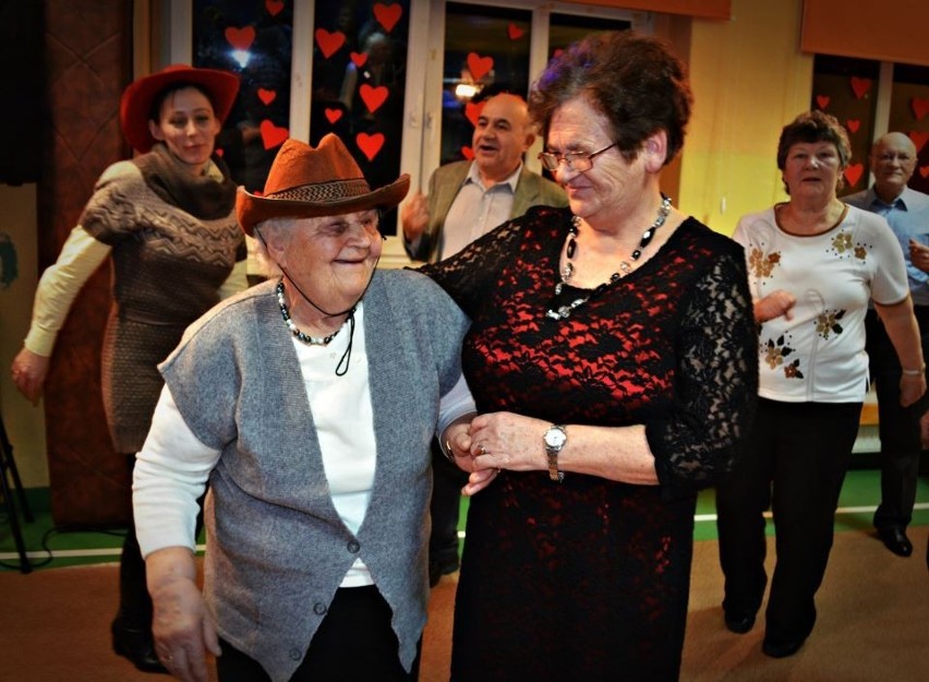 Seniorzy zatańczyli wczoraj na balu w Mirkowie (ZDJĘCIA)