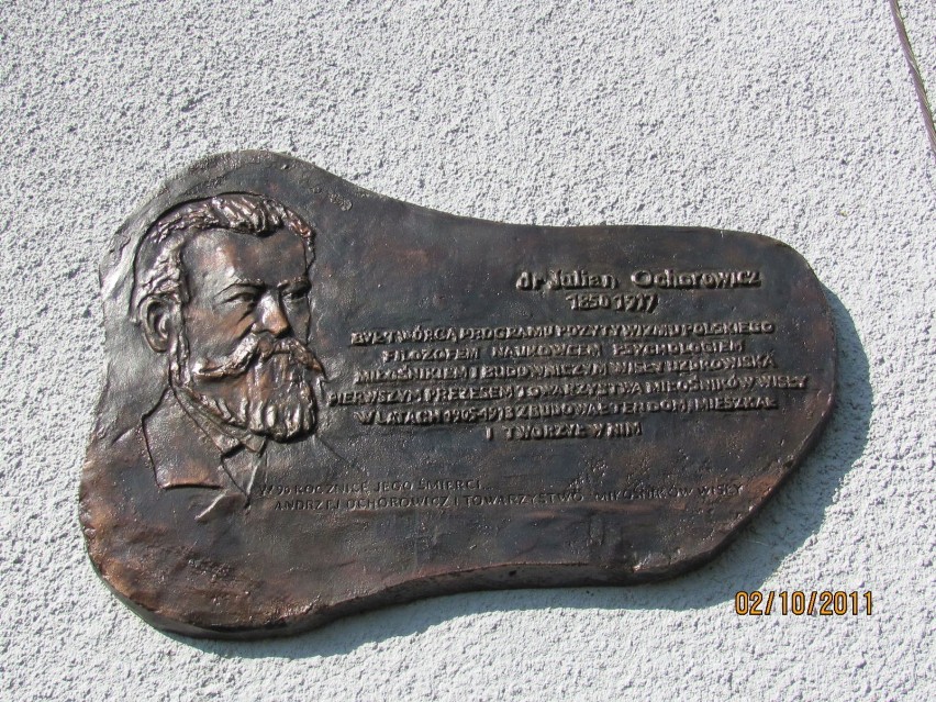 Tablica pamiątkowa zamieszczona na murze domu J.Ochorowicza