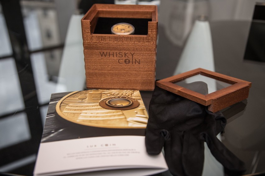 Spirit Coins. Warszawska firma produkuje monety z kroplą najstarszej whisky na świecie