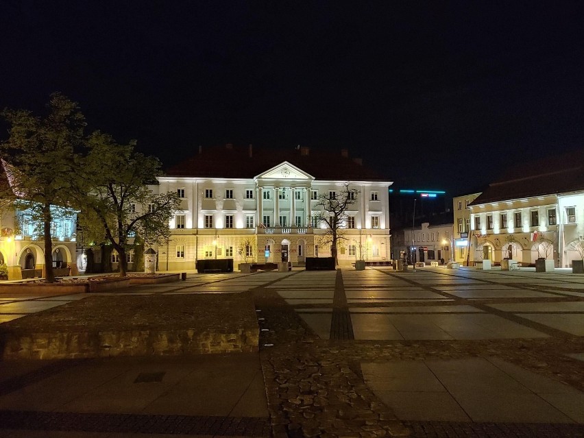 Oświetlenie w takiej formie nadaje miastu ciekawy charakter...